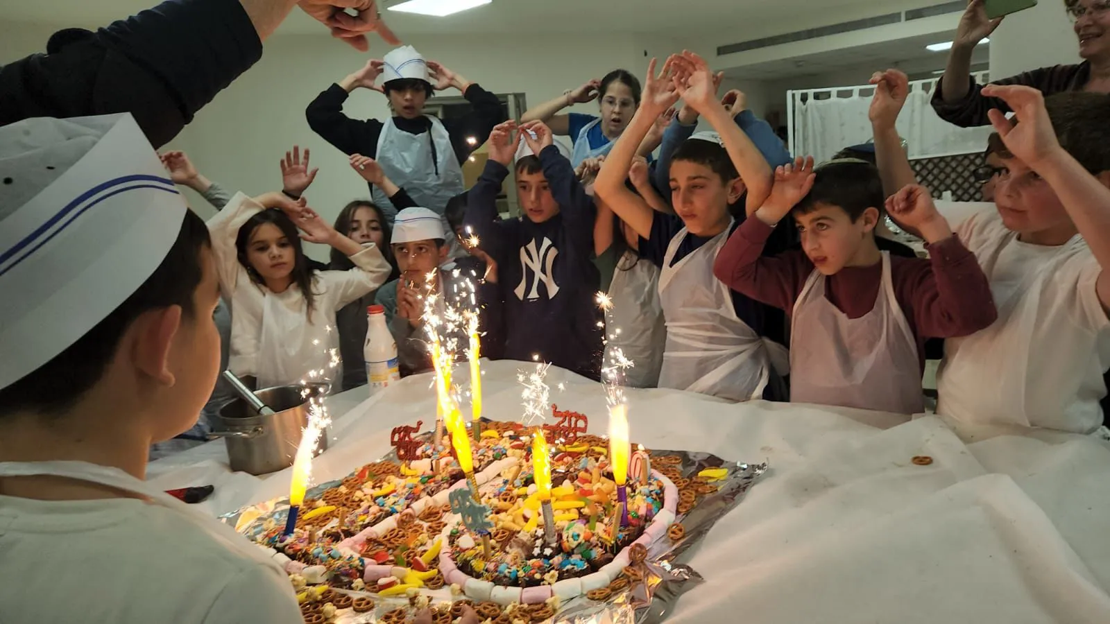 תמונה עם קובי מחט